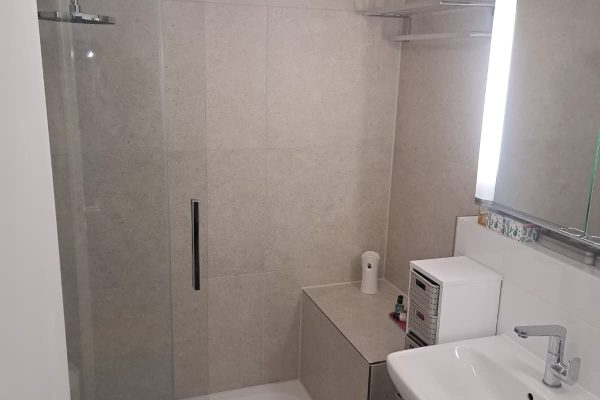 Barrierefreie Teilbadsanierung von Badewanne auf Dusche in München-Laim 3