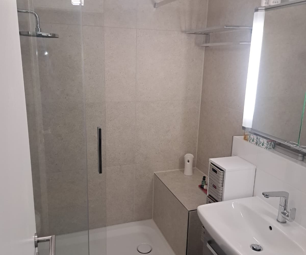 Barrierefreie Teilbadsanierung von Badewanne auf Dusche in München-Laim 3